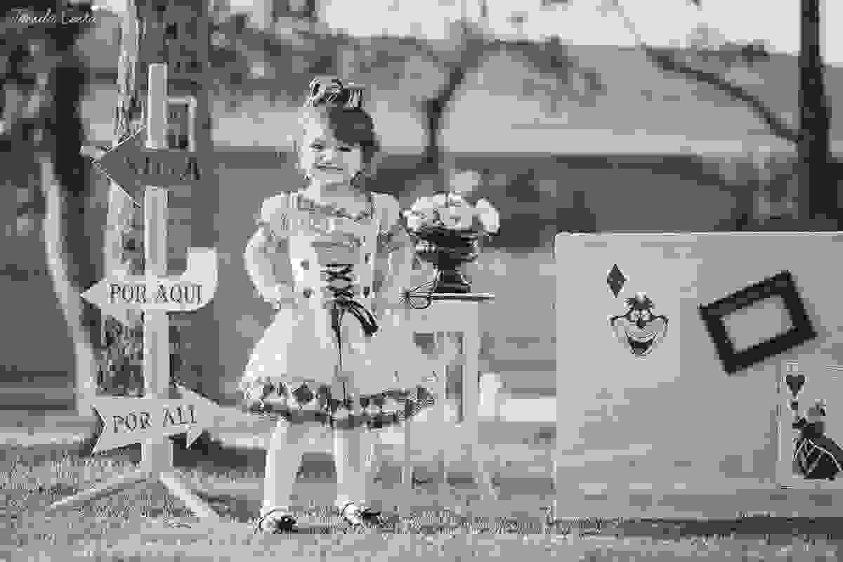 ensaio de 2 anos da Alice, na Ilha do Frade, com luz natural, fotos espontâneas em família, cenário lindo de Alice no País das Maravilhas, fotos da Tássila Monteiro Costa