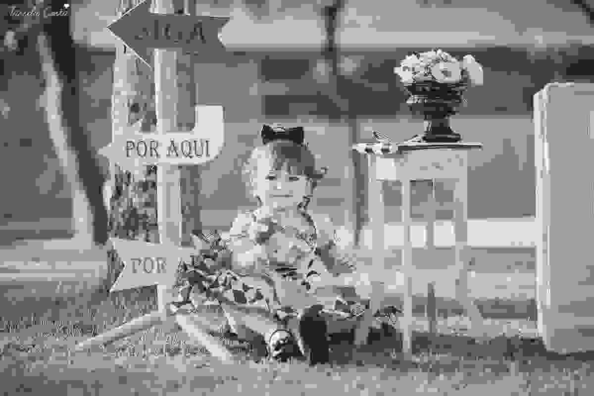 ensaio de 2 anos da Alice, na Ilha do Frade, com luz natural, fotos espontâneas em família, cenário lindo de Alice no País das Maravilhas, fotos da Tássila Monteiro Costa