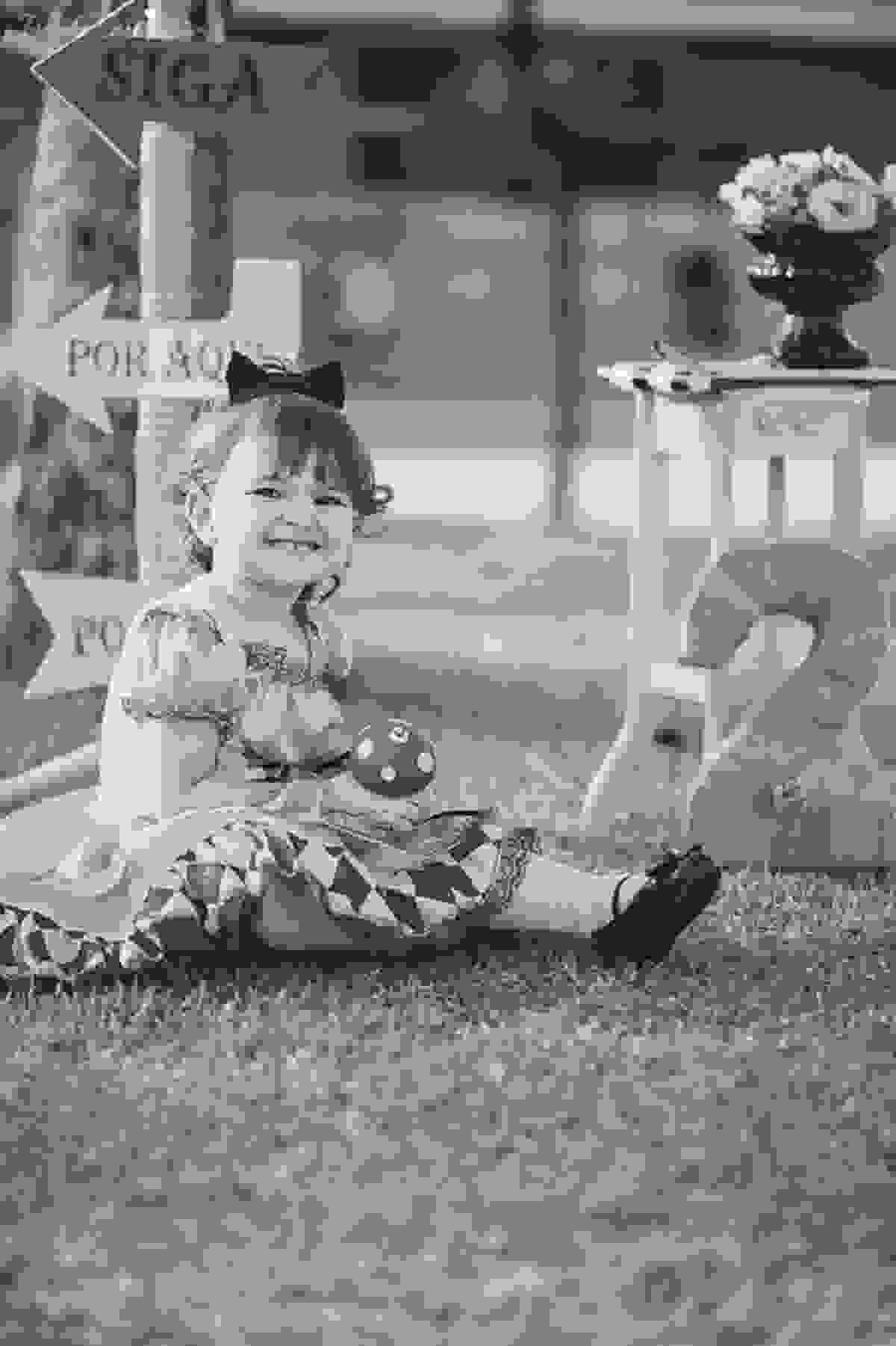 ensaio de 2 anos da Alice, na Ilha do Frade, com luz natural, fotos espontâneas em família, cenário lindo de Alice no País das Maravilhas, fotos da Tássila Monteiro Costa