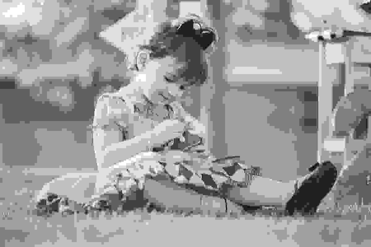 ensaio de 2 anos da Alice, na Ilha do Frade, com luz natural, fotos espontâneas em família, cenário lindo de Alice no País das Maravilhas, fotos da Tássila Monteiro Costa
