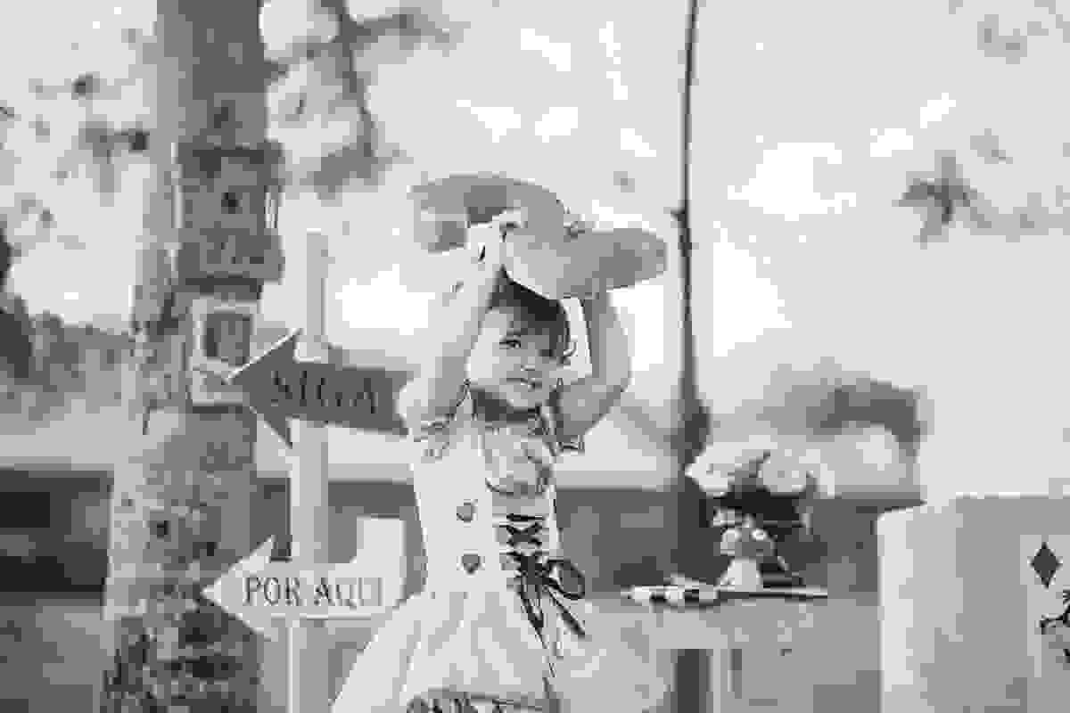 ensaio de 2 anos da Alice, na Ilha do Frade, com luz natural, fotos espontâneas em família, cenário lindo de Alice no País das Maravilhas, fotos da Tássila Monteiro Costa