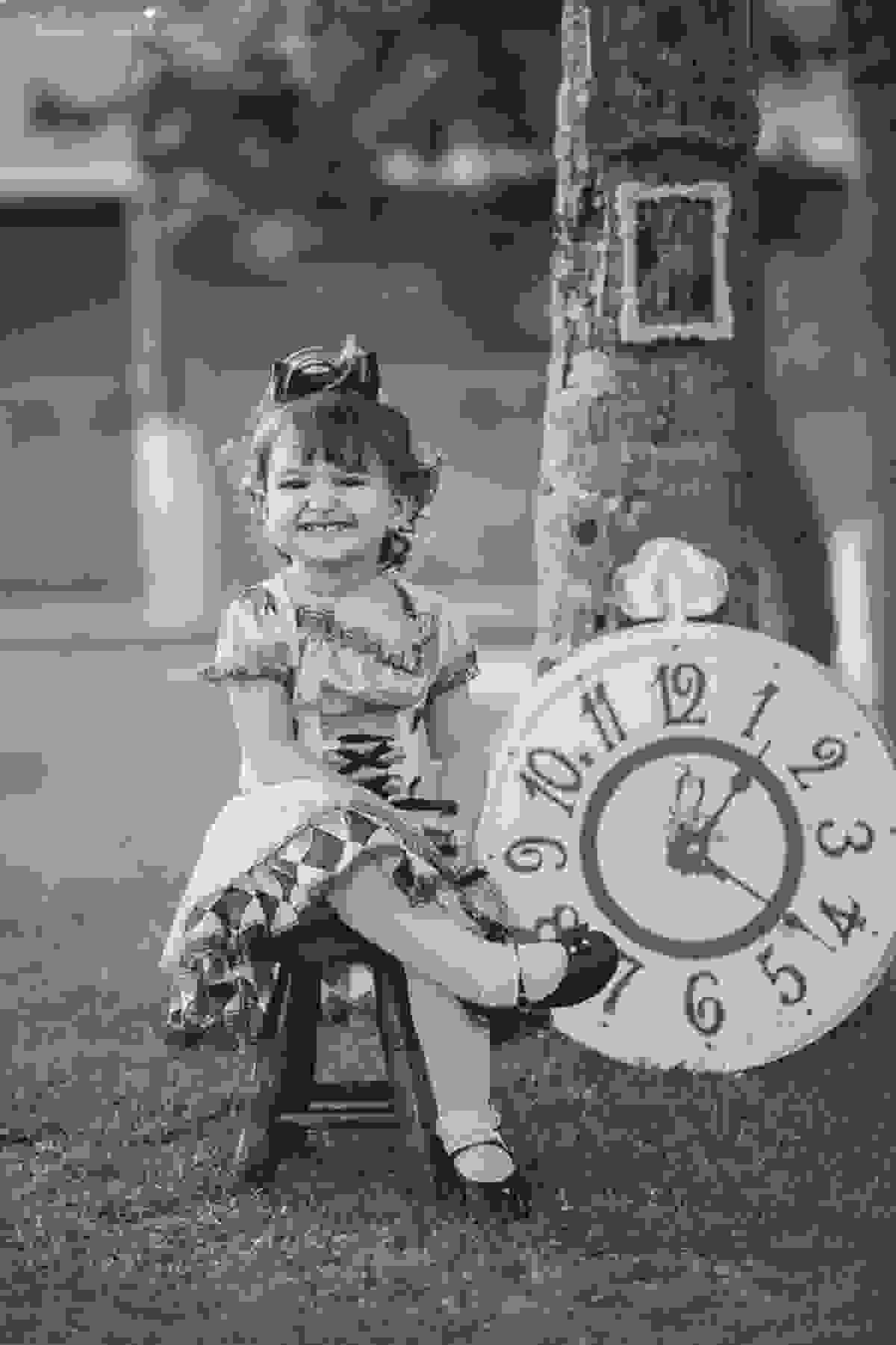 ensaio de 2 anos da Alice, na Ilha do Frade, com luz natural, fotos espontâneas em família, cenário lindo de Alice no País das Maravilhas, fotos da Tássila Monteiro Costa