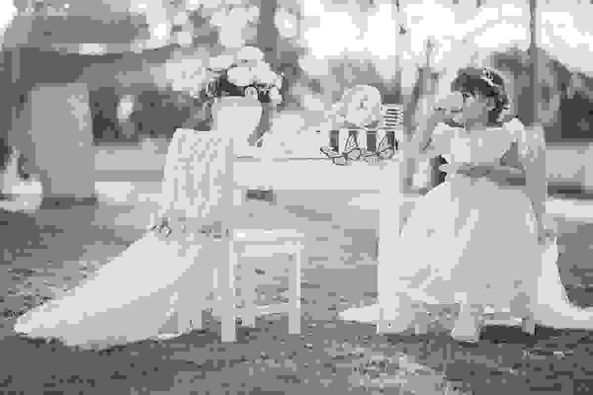 ensaio de 2 anos da Alice, na Ilha do Frade, com luz natural, fotos espontâneas em família, cenário lindo de Alice no País das Maravilhas, fotos da Tássila Monteiro Costa