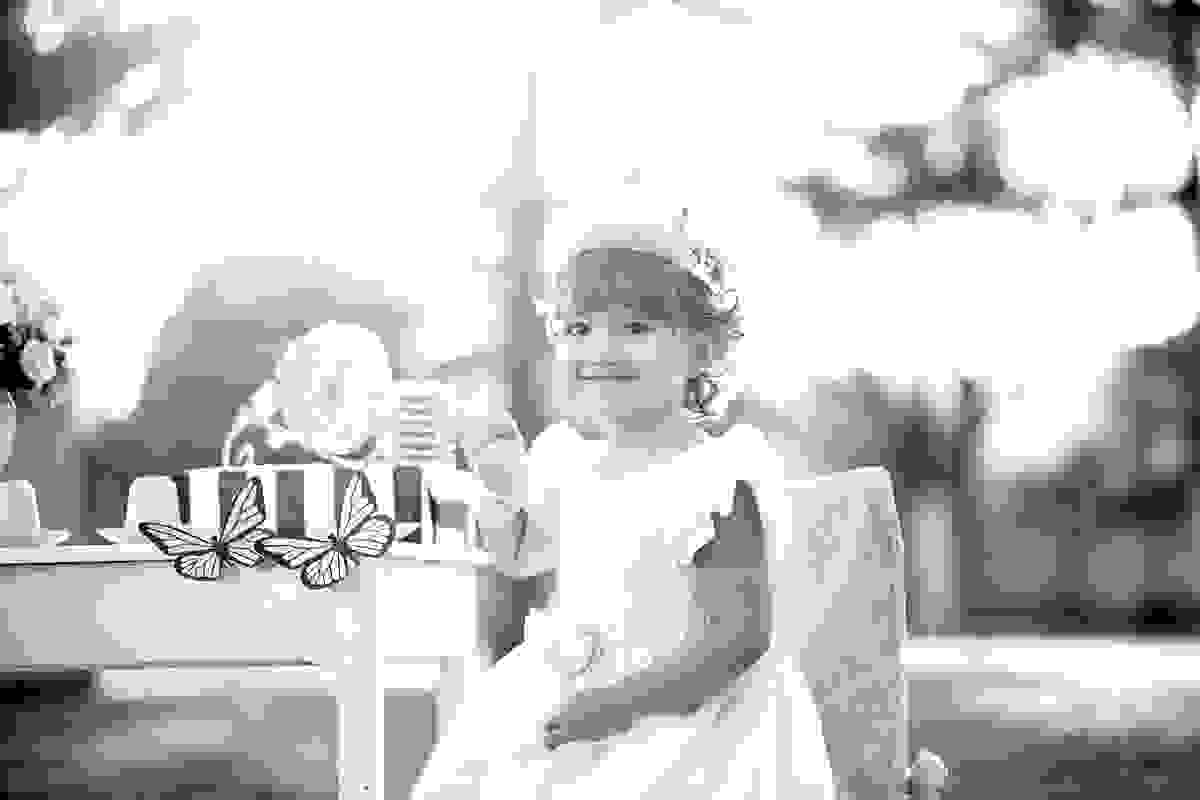 ensaio de 2 anos da Alice, na Ilha do Frade, com luz natural, fotos espontâneas em família, cenário lindo de Alice no País das Maravilhas, fotos da Tássila Monteiro Costa