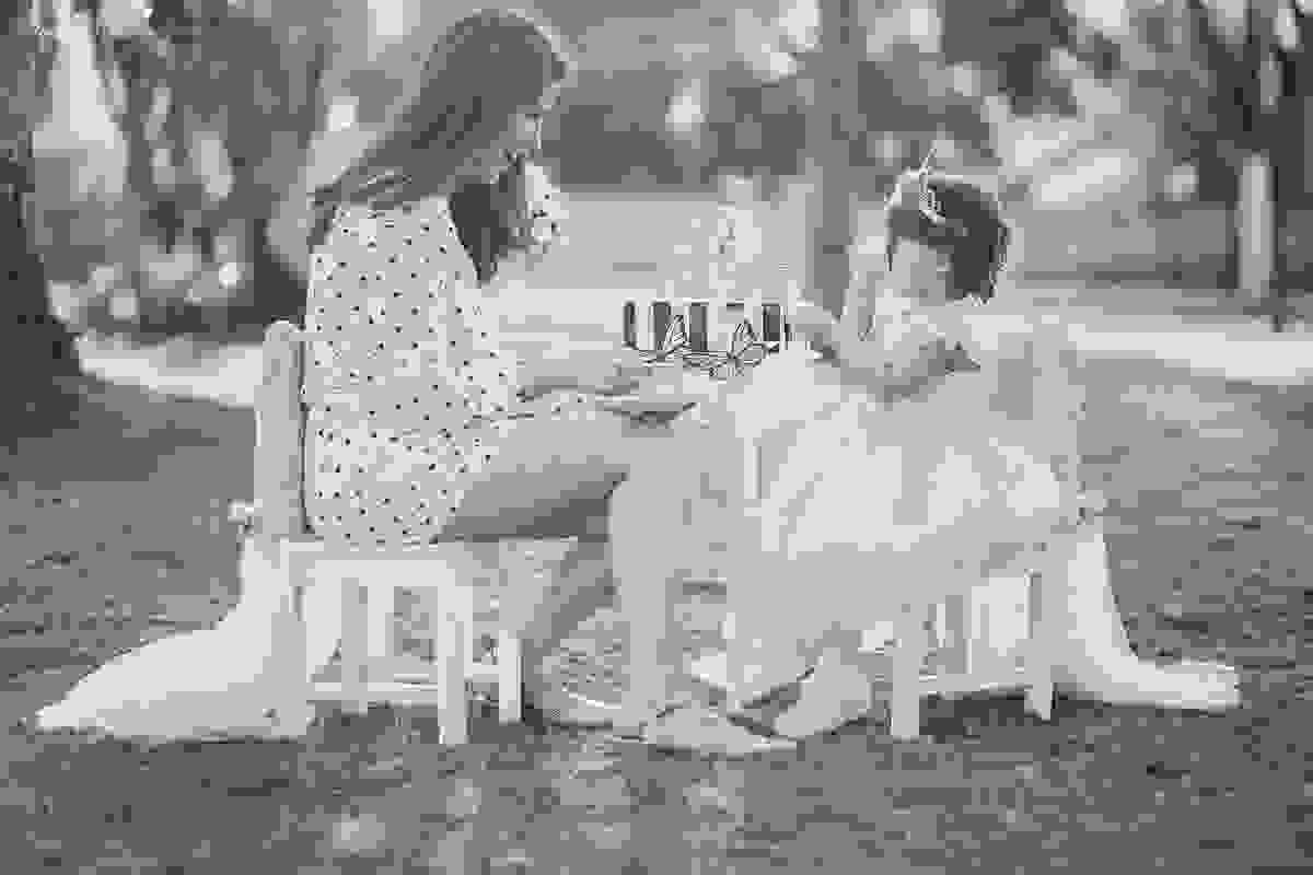 ensaio de 2 anos da Alice, na Ilha do Frade, com luz natural, fotos espontâneas em família, cenário lindo de Alice no País das Maravilhas, fotos da Tássila Monteiro Costa