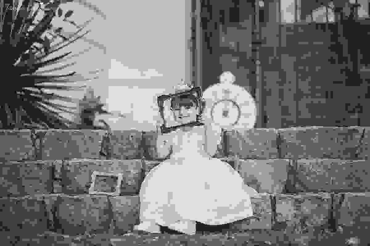 ensaio de 2 anos da Alice, na Ilha do Frade, com luz natural, fotos espontâneas em família, cenário lindo de Alice no País das Maravilhas, fotos da Tássila Monteiro Costa