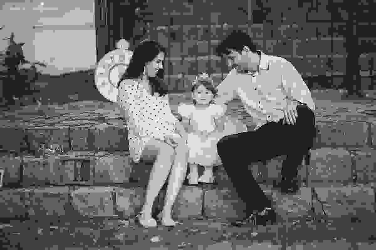 ensaio de 2 anos da Alice, na Ilha do Frade, com luz natural, fotos espontâneas em família, cenário lindo de Alice no País das Maravilhas, fotos da Tássila Monteiro Costa