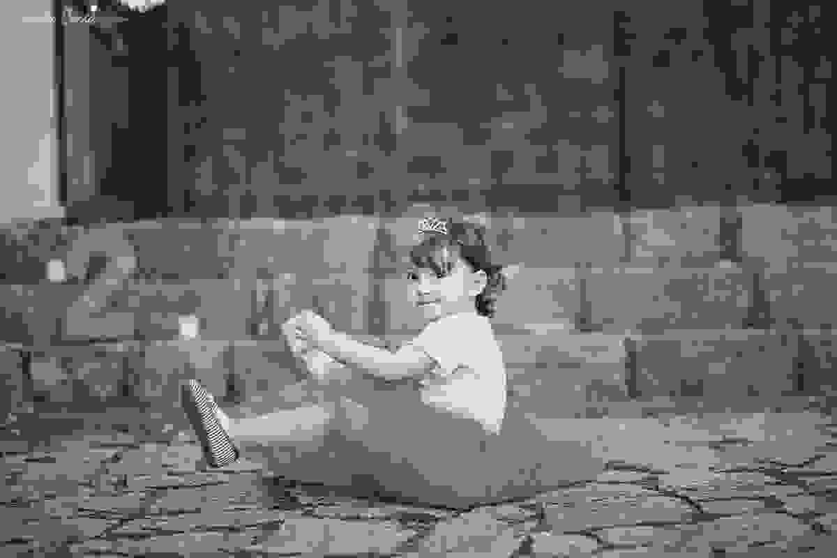 ensaio de 2 anos da Alice, na Ilha do Frade, com luz natural, fotos espontâneas em família, cenário lindo de Alice no País das Maravilhas, fotos da Tássila Monteiro Costa