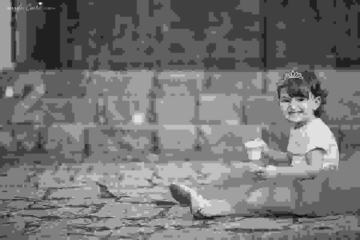 ensaio de 2 anos da Alice, na Ilha do Frade, com luz natural, fotos espontâneas em família, cenário lindo de Alice no País das Maravilhas, fotos da Tássila Monteiro Costa