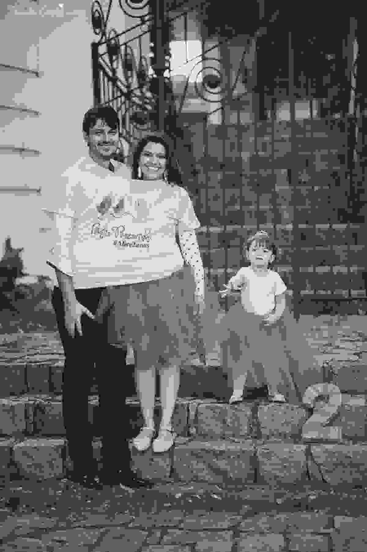 ensaio de 2 anos da Alice, na Ilha do Frade, com luz natural, fotos espontâneas em família, cenário lindo de Alice no País das Maravilhas, fotos da Tássila Monteiro Costa