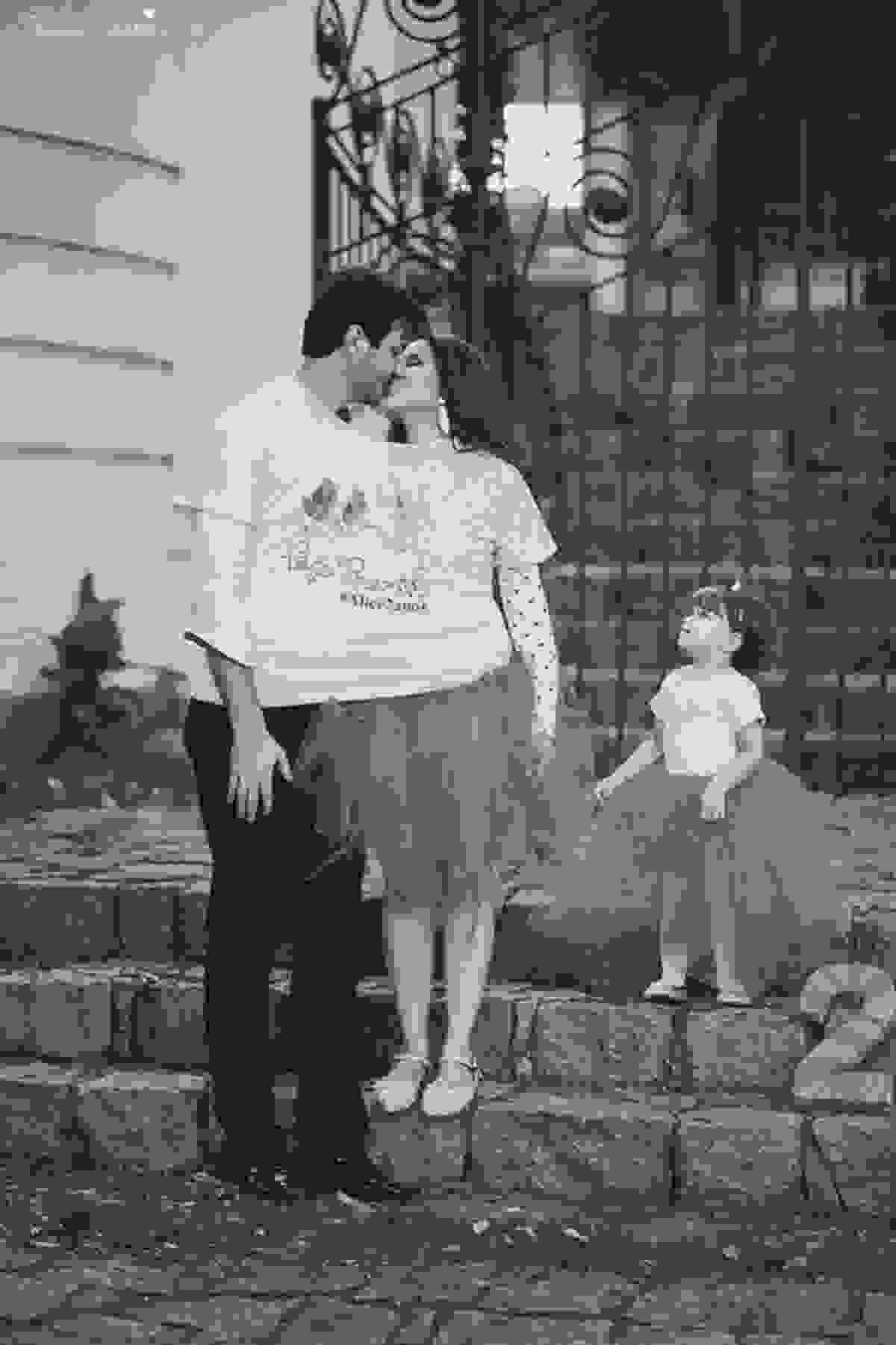 ensaio de 2 anos da Alice, na Ilha do Frade, com luz natural, fotos espontâneas em família, cenário lindo de Alice no País das Maravilhas, fotos da Tássila Monteiro Costa