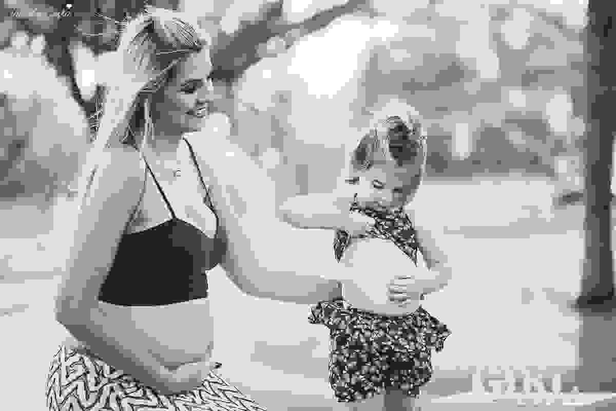 irmãs que engravidaram juntas, fazem ensaio fotográfico juntas, emocionante, em Vitória ES, local escolhido para as fotos foi a Ilha do Frade, lugar lindo para fotos de gestante em Vitória es