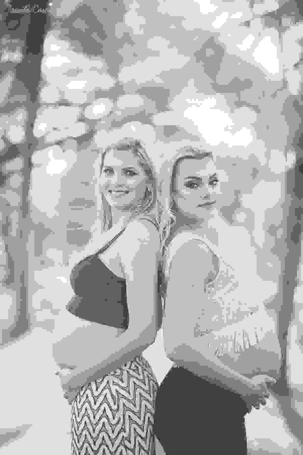 irmãs que engravidaram juntas, fazem ensaio fotográfico juntas, emocionante, em Vitória ES, local escolhido para as fotos foi a Ilha do Frade, lugar lindo para fotos de gestante em Vitória es