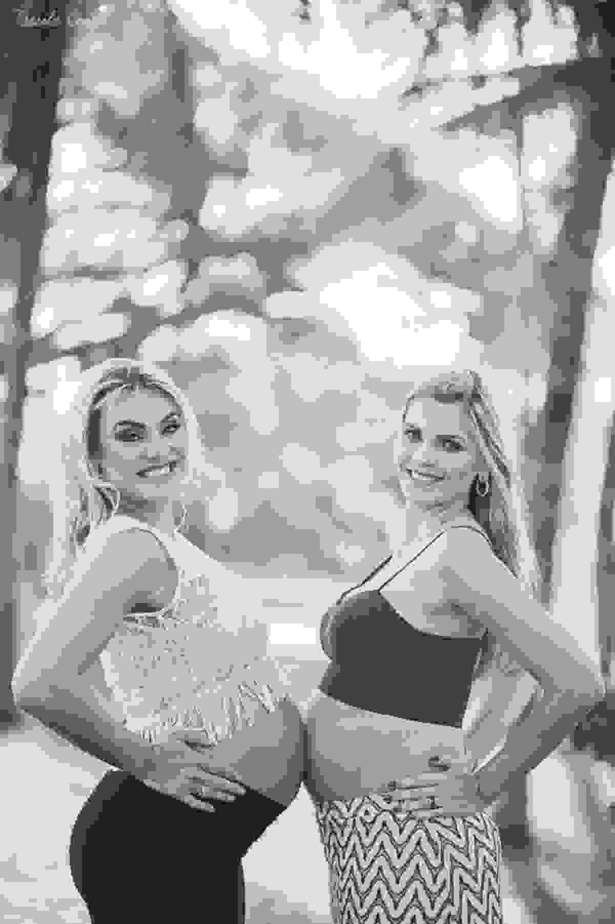 irmãs que engravidaram juntas, fazem ensaio fotográfico juntas, emocionante, em Vitória ES, local escolhido para as fotos foi a Ilha do Frade, lugar lindo para fotos de gestante em Vitória es
