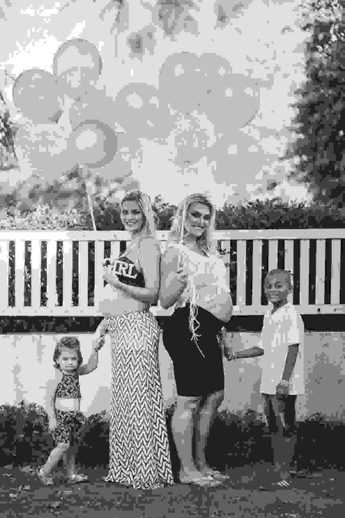 irmãs que engravidaram juntas, fazem ensaio fotográfico juntas, emocionante, em Vitória ES, local escolhido para as fotos foi a Ilha do Frade, lugar lindo para fotos de gestante em Vitória es
