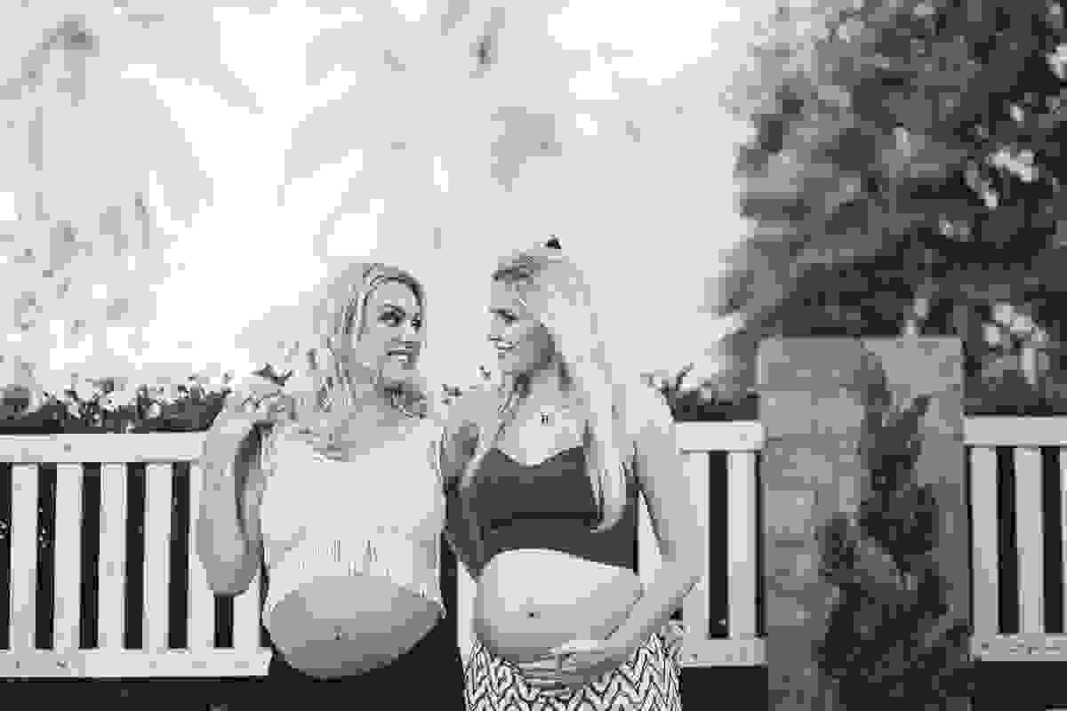 irmãs que engravidaram juntas, fazem ensaio fotográfico juntas, emocionante, em Vitória ES, local escolhido para as fotos foi a Ilha do Frade, lugar lindo para fotos de gestante em Vitória es