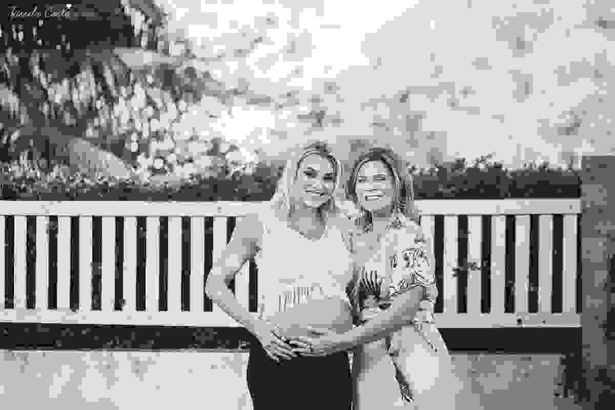 irmãs que engravidaram juntas, fazem ensaio fotográfico juntas, emocionante, em Vitória ES, local escolhido para as fotos foi a Ilha do Frade, lugar lindo para fotos de gestante em Vitória es