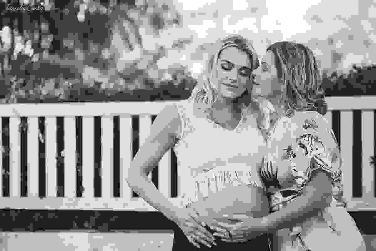 irmãs que engravidaram juntas, fazem ensaio fotográfico juntas, emocionante, em Vitória ES, local escolhido para as fotos foi a Ilha do Frade, lugar lindo para fotos de gestante em Vitória es