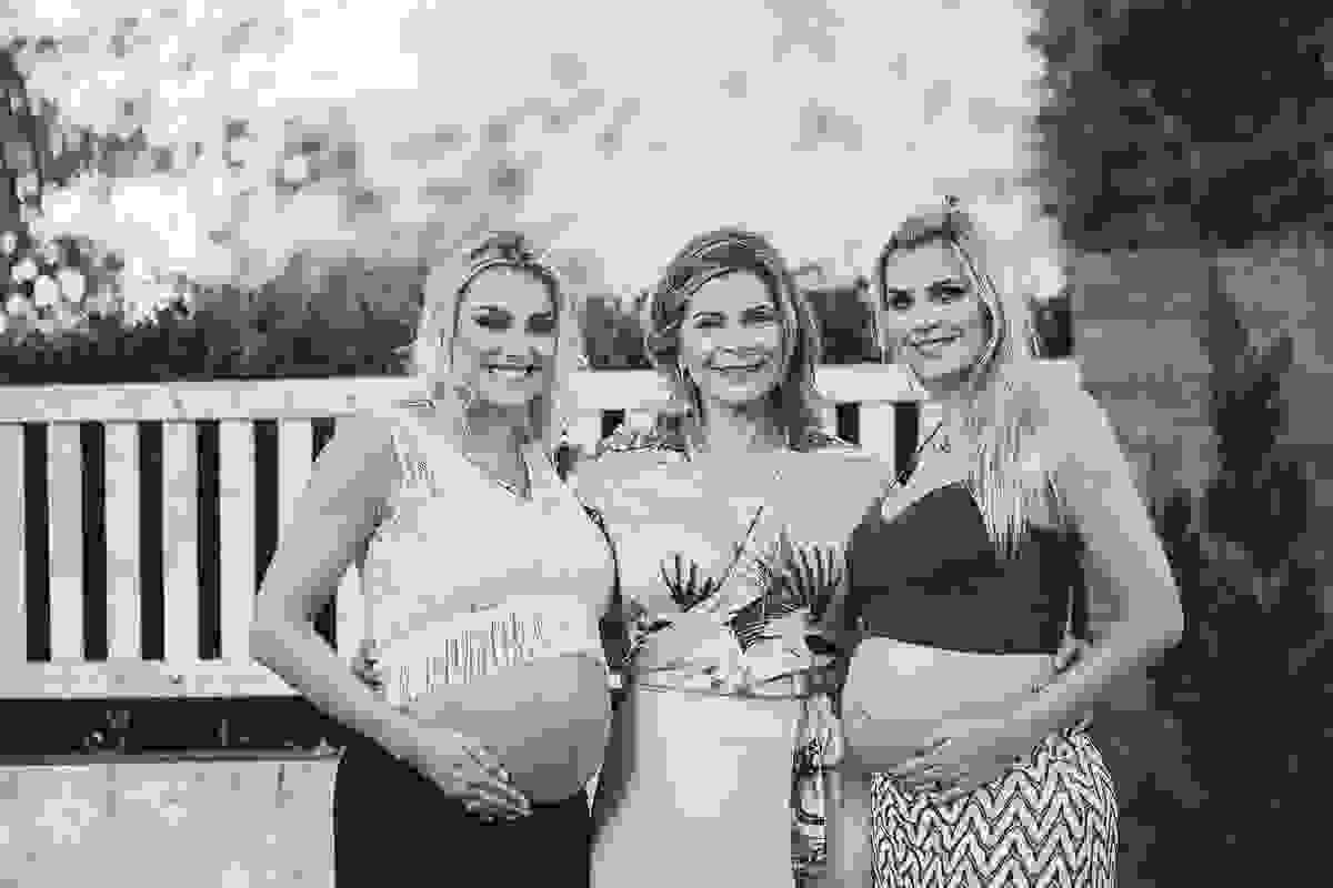 irmãs que engravidaram juntas, fazem ensaio fotográfico juntas, emocionante, em Vitória ES, local escolhido para as fotos foi a Ilha do Frade, lugar lindo para fotos de gestante em Vitória es