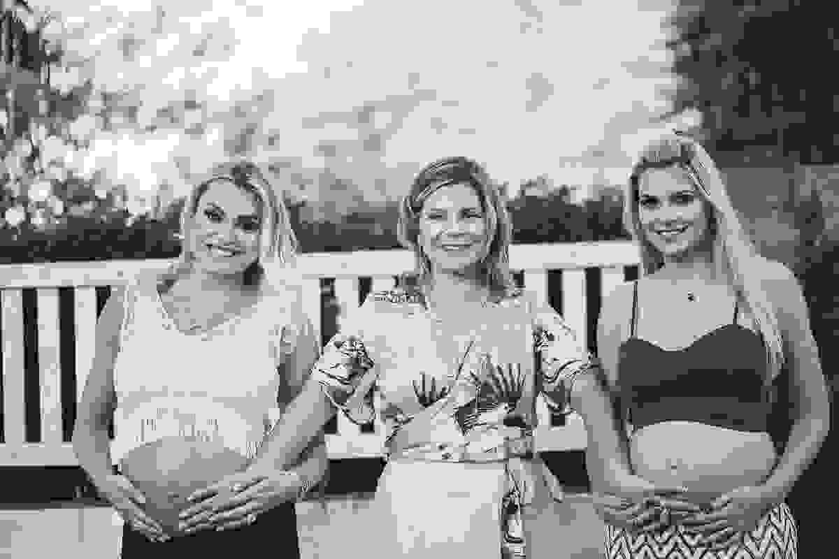 irmãs que engravidaram juntas, fazem ensaio fotográfico juntas, emocionante, em Vitória ES, local escolhido para as fotos foi a Ilha do Frade, lugar lindo para fotos de gestante em Vitória es