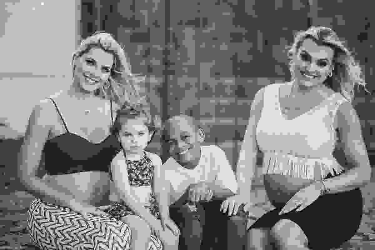 irmãs que engravidaram juntas, fazem ensaio fotográfico juntas, emocionante, em Vitória ES, local escolhido para as fotos foi a Ilha do Frade, lugar lindo para fotos de gestante em Vitória es
