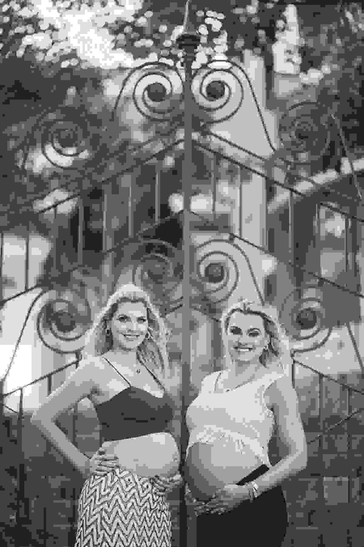 irmãs que engravidaram juntas, fazem ensaio fotográfico juntas, emocionante, em Vitória ES, local escolhido para as fotos foi a Ilha do Frade, lugar lindo para fotos de gestante em Vitória es