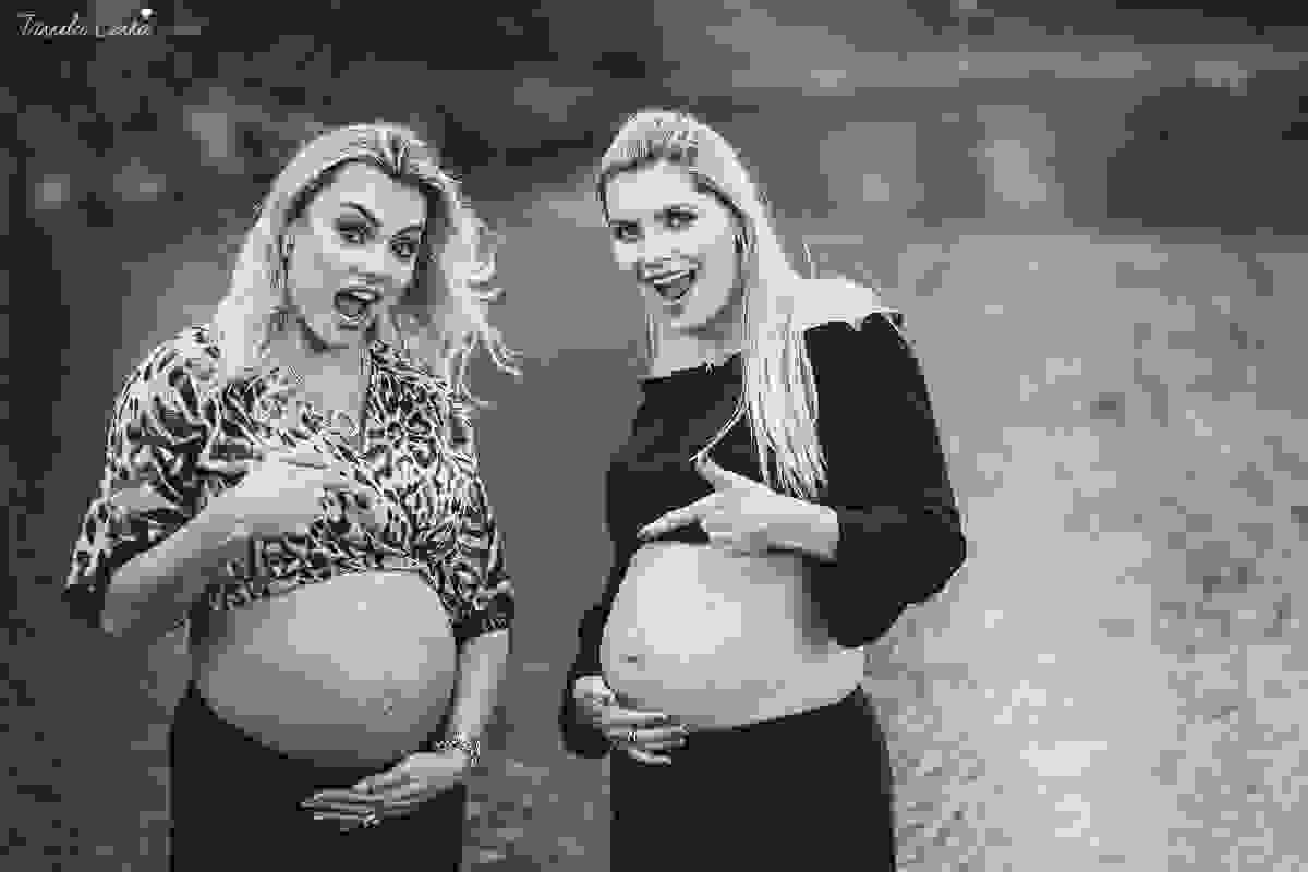irmãs que engravidaram juntas, fazem ensaio fotográfico juntas, emocionante, em Vitória ES, local escolhido para as fotos foi a Ilha do Frade, lugar lindo para fotos de gestante em Vitória es