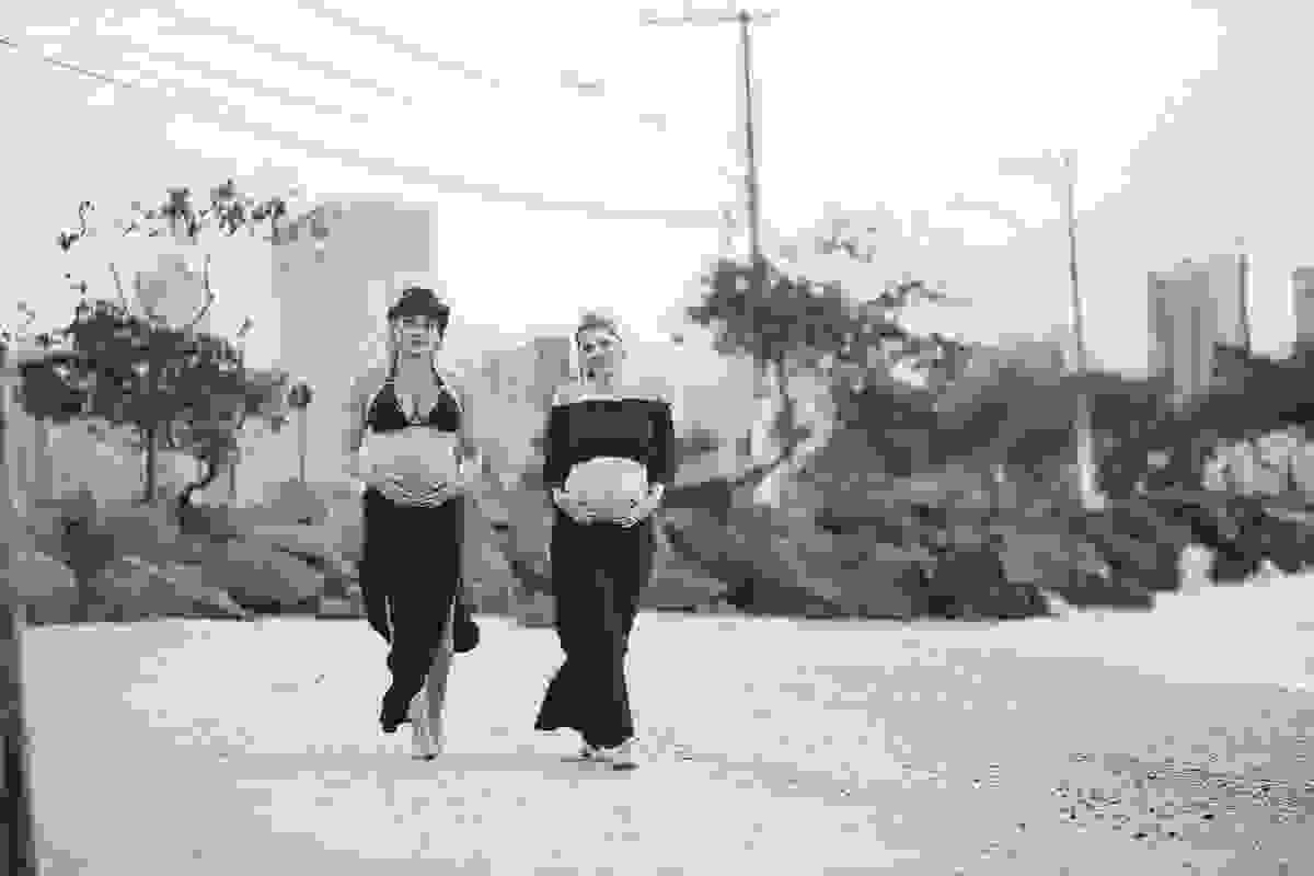 irmãs que engravidaram juntas, fazem ensaio fotográfico juntas, emocionante, em Vitória ES, local escolhido para as fotos foi a Ilha do Frade, lugar lindo para fotos de gestante em Vitória es