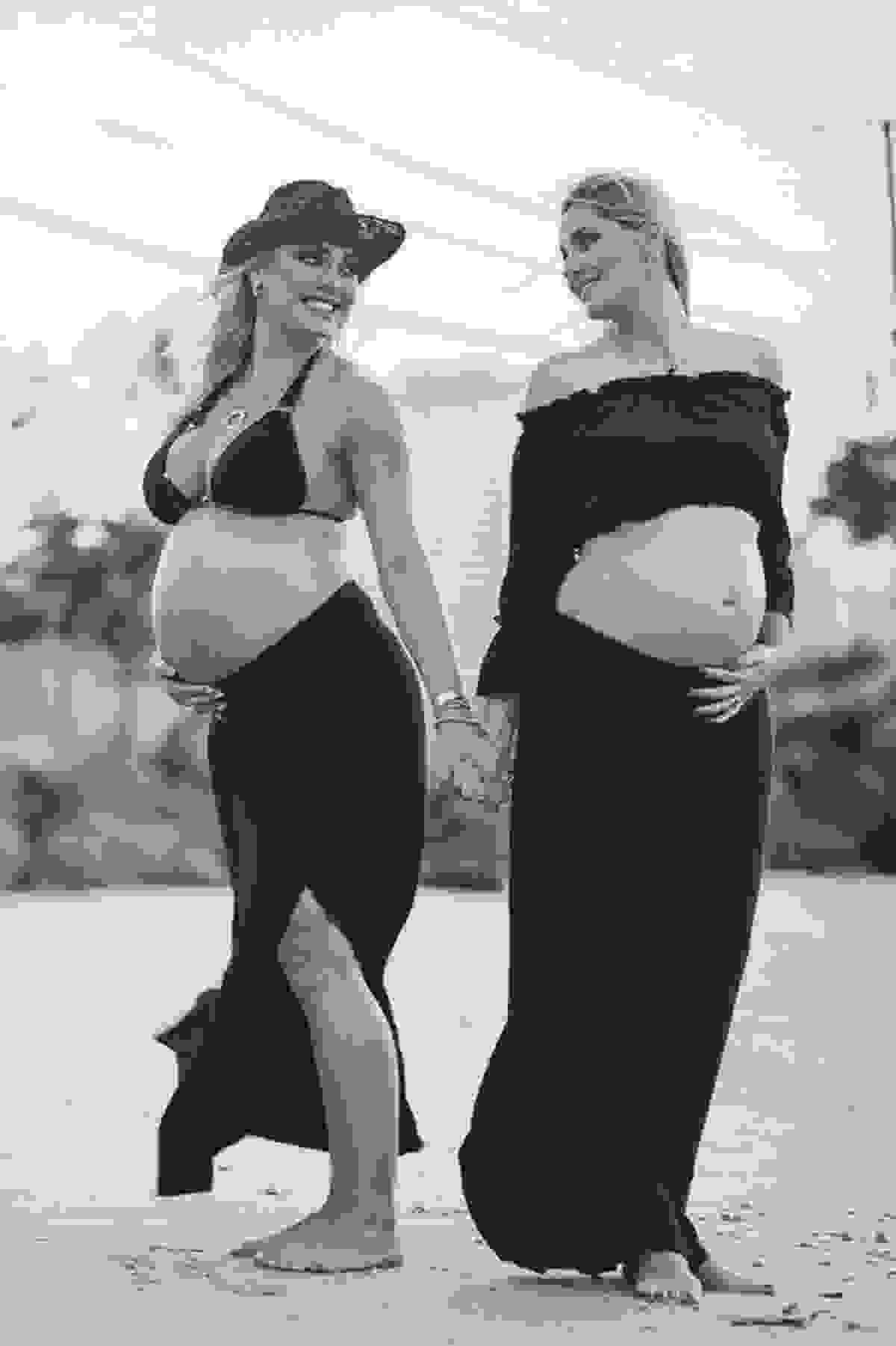 irmãs que engravidaram juntas, fazem ensaio fotográfico juntas, emocionante, em Vitória ES, local escolhido para as fotos foi a Ilha do Frade, lugar lindo para fotos de gestante em Vitória es