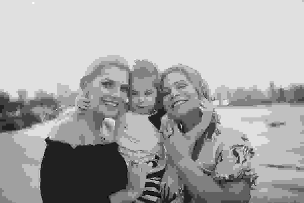 irmãs que engravidaram juntas, fazem ensaio fotográfico juntas, emocionante, em Vitória ES, local escolhido para as fotos foi a Ilha do Frade, lugar lindo para fotos de gestante em Vitória es