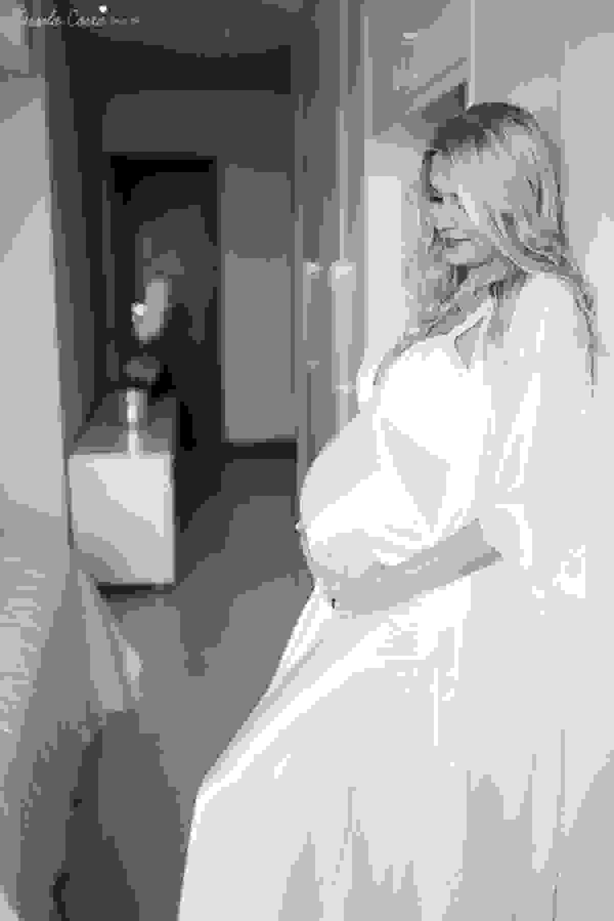 fotos de gestante feita em casa, em vila velha, praia da costa, irmã mais velha na foto, fotos com a família na cama, fotos com a família na sala de casa, fotografia de gestante, poses de gestante