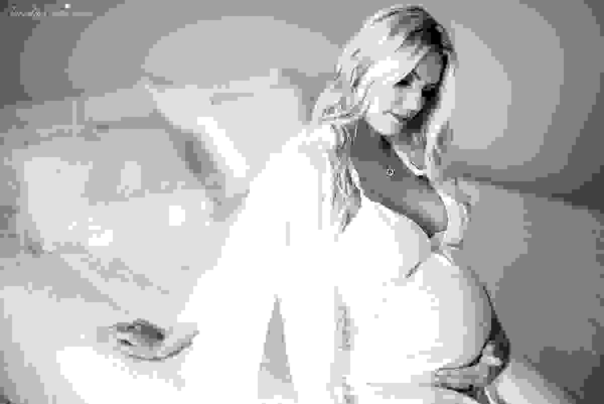 fotos de gestante feita em casa, em vila velha, praia da costa, irmã mais velha na foto, fotos com a família na cama, fotos com a família na sala de casa, fotografia de gestante, poses de gestante