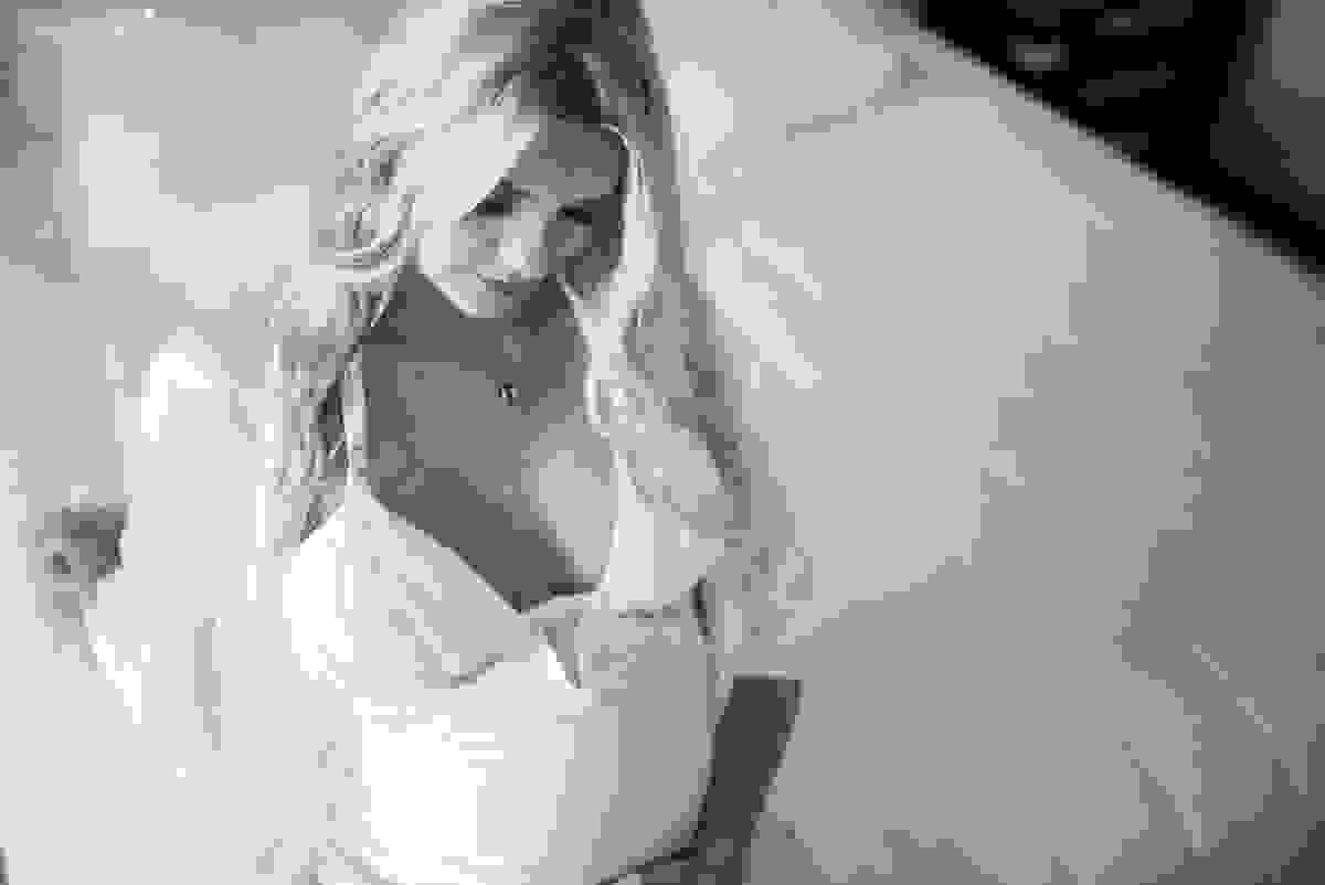 fotos de gestante feita em casa, em vila velha, praia da costa, irmã mais velha na foto, fotos com a família na cama, fotos com a família na sala de casa, fotografia de gestante, poses de gestante