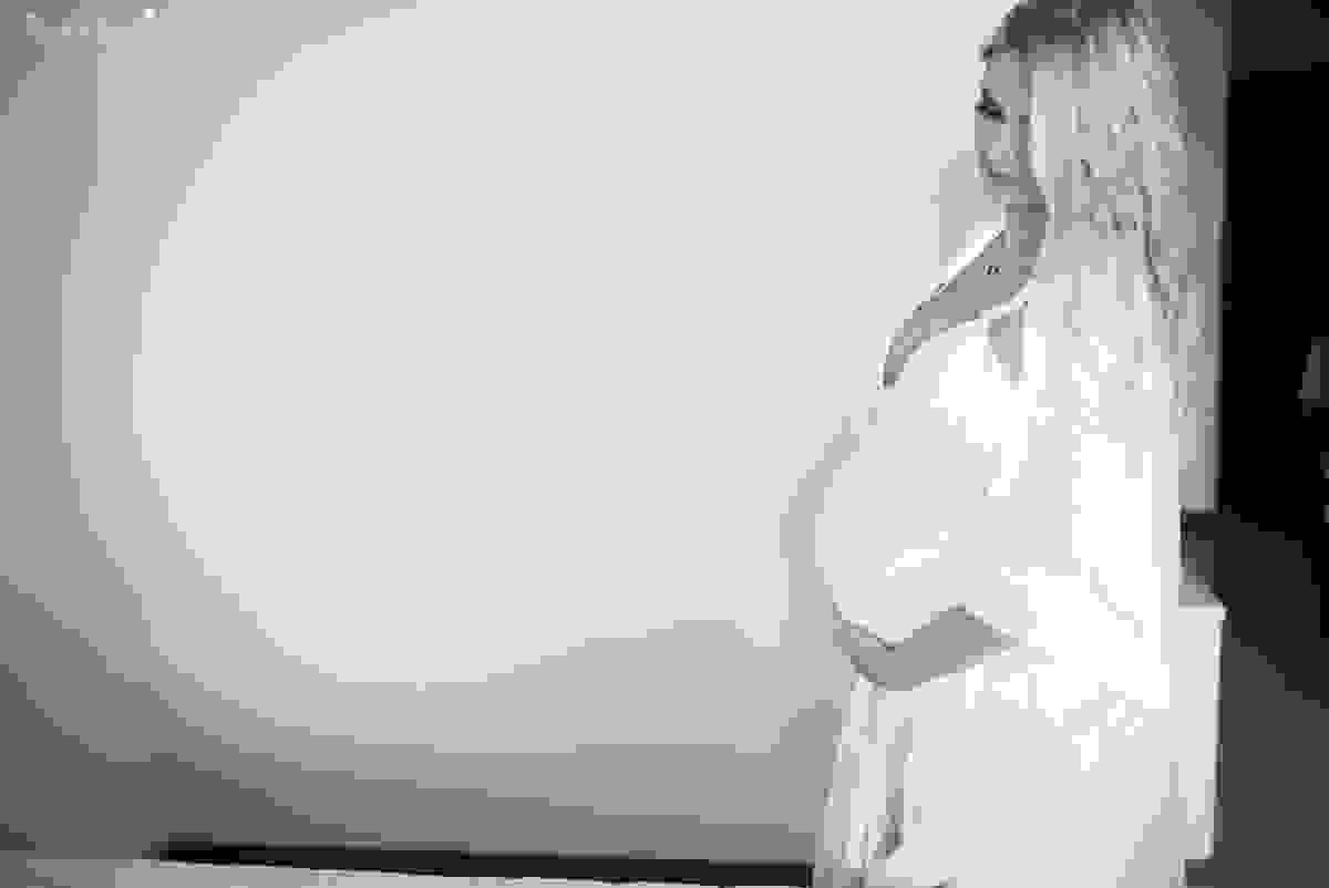fotos de gestante feita em casa, em vila velha, praia da costa, irmã mais velha na foto, fotos com a família na cama, fotos com a família na sala de casa, fotografia de gestante, poses de gestante
