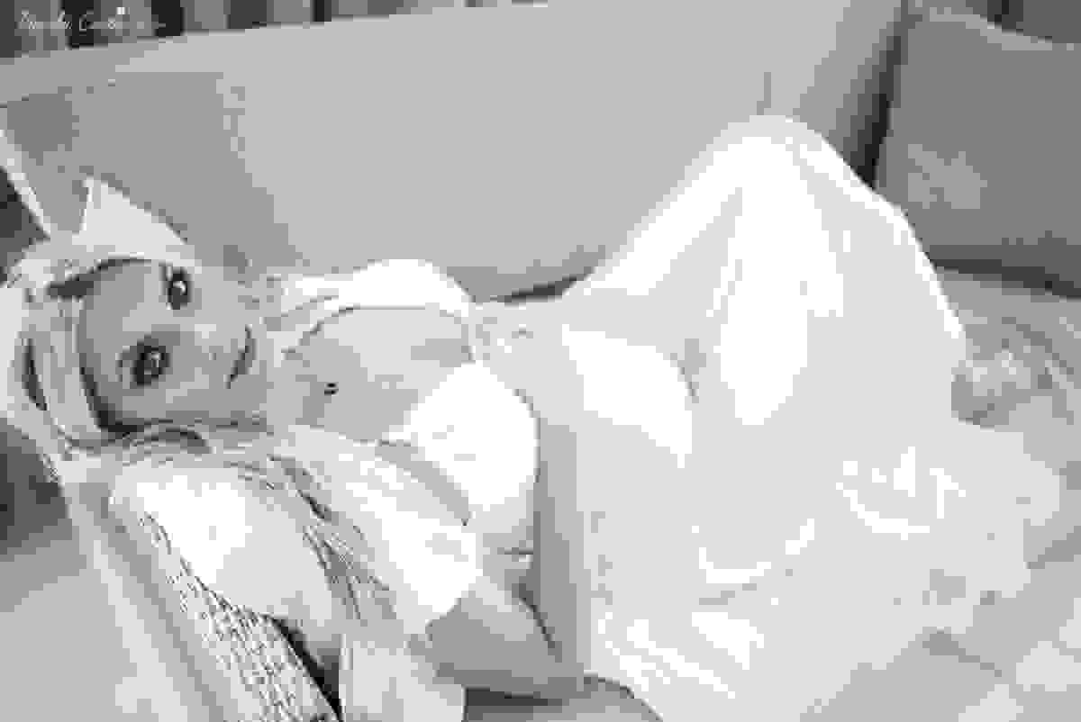 fotos de gestante feita em casa, em vila velha, praia da costa, irmã mais velha na foto, fotos com a família na cama, fotos com a família na sala de casa, fotografia de gestante, poses de gestante
