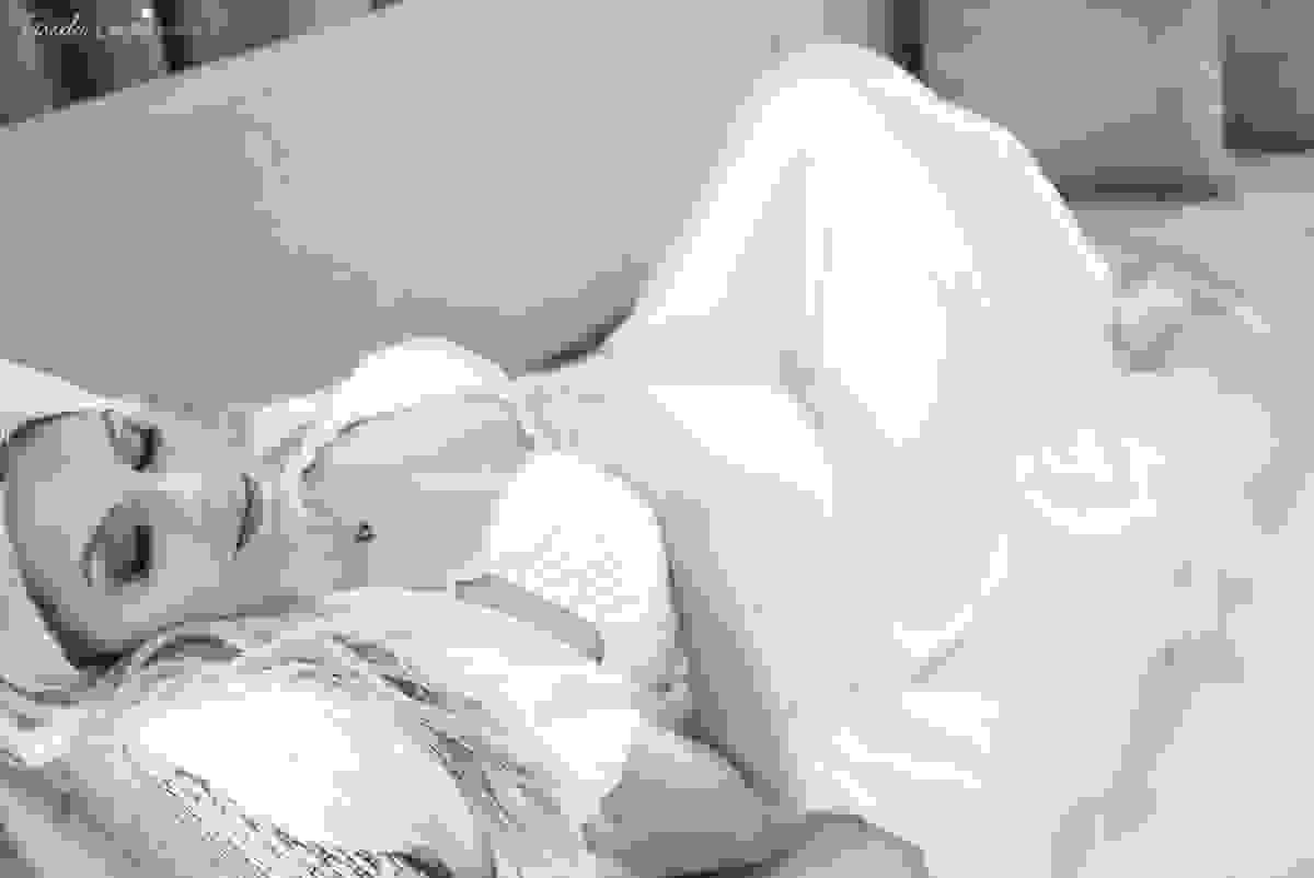 fotos de gestante feita em casa, em vila velha, praia da costa, irmã mais velha na foto, fotos com a família na cama, fotos com a família na sala de casa, fotografia de gestante, poses de gestante