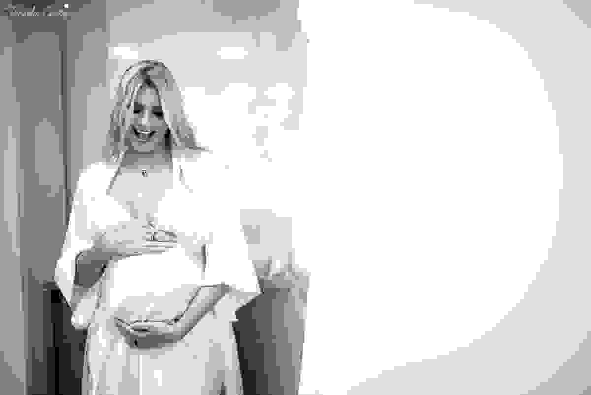 fotos de gestante feita em casa, em vila velha, praia da costa, irmã mais velha na foto, fotos com a família na cama, fotos com a família na sala de casa, fotografia de gestante, poses de gestante