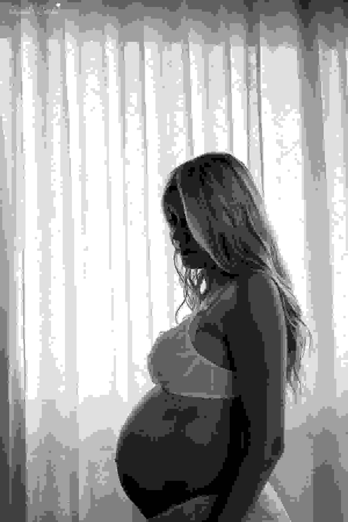 fotos de gestante feita em casa, em vila velha, praia da costa, irmã mais velha na foto, fotos com a família na cama, fotos com a família na sala de casa, fotografia de gestante, poses de gestante