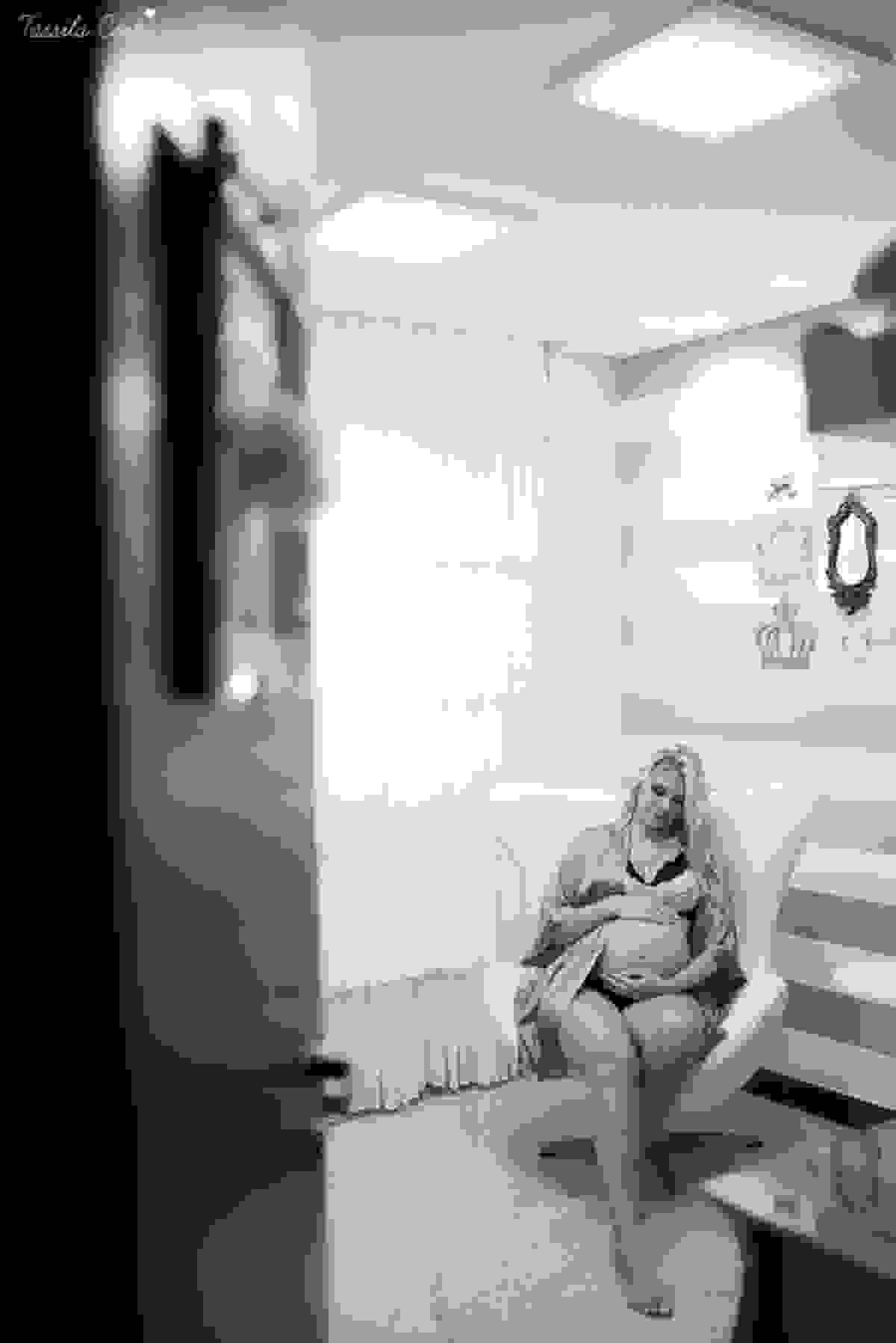 fotos de gestante feita em casa, em vila velha, praia da costa, irmã mais velha na foto, fotos com a família na cama, fotos com a família na sala de casa, fotografia de gestante, poses de gestante