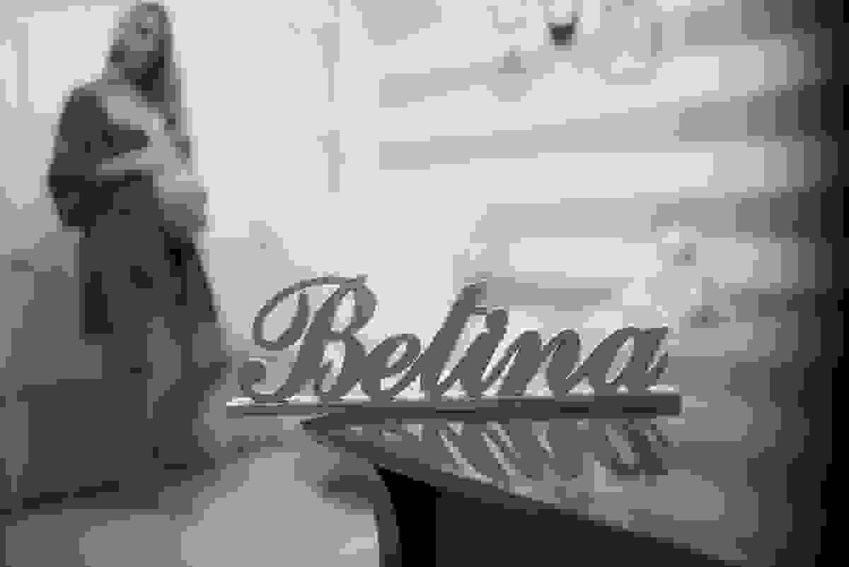 fotos de gestante feita em casa, em vila velha, praia da costa, irmã mais velha na foto, fotos com a família na cama, fotos com a família na sala de casa, fotografia de gestante, poses de gestante
