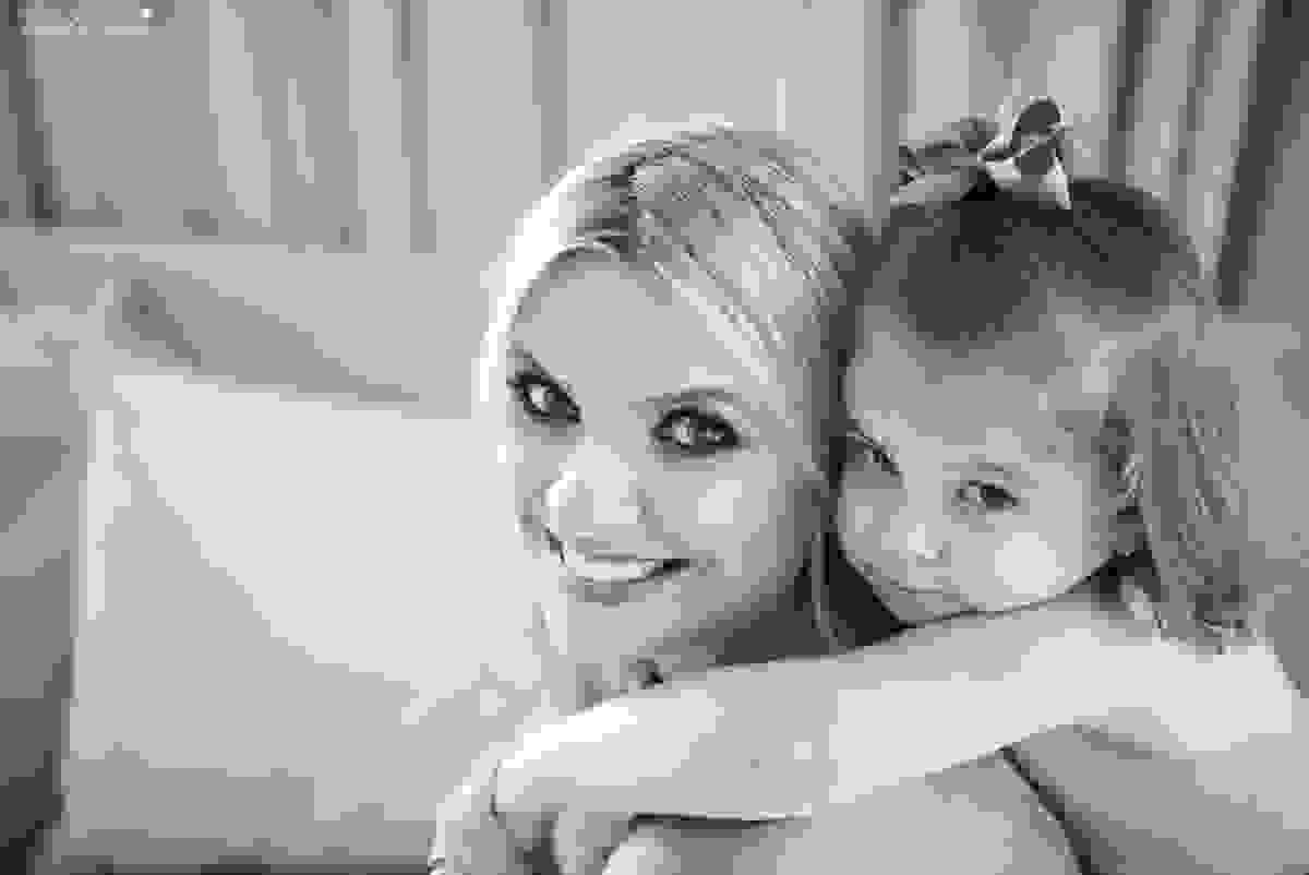 fotos de gestante feita em casa, em vila velha, praia da costa, irmã mais velha na foto, fotos com a família na cama, fotos com a família na sala de casa, fotografia de gestante, poses de gestante
