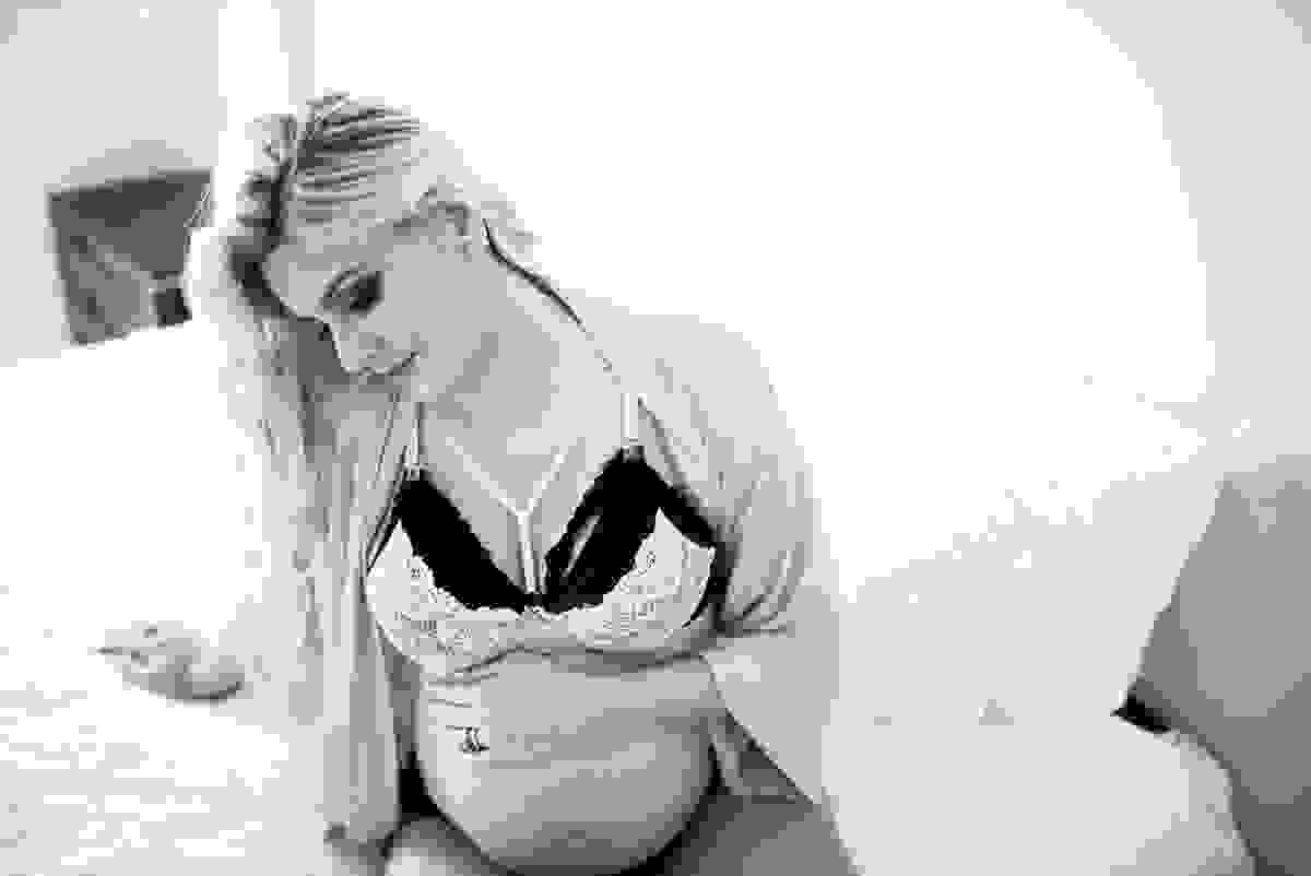 fotos de gestante feita em casa, em vila velha, praia da costa, irmã mais velha na foto, fotos com a família na cama, fotos com a família na sala de casa, fotografia de gestante, poses de gestante