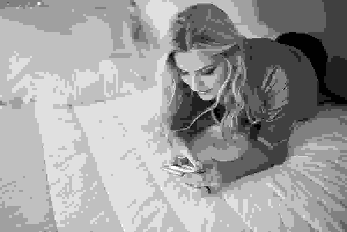 fotos de gestante feita em casa, em vila velha, praia da costa, irmã mais velha na foto, fotos com a família na cama, fotos com a família na sala de casa, fotografia de gestante, poses de gestante
