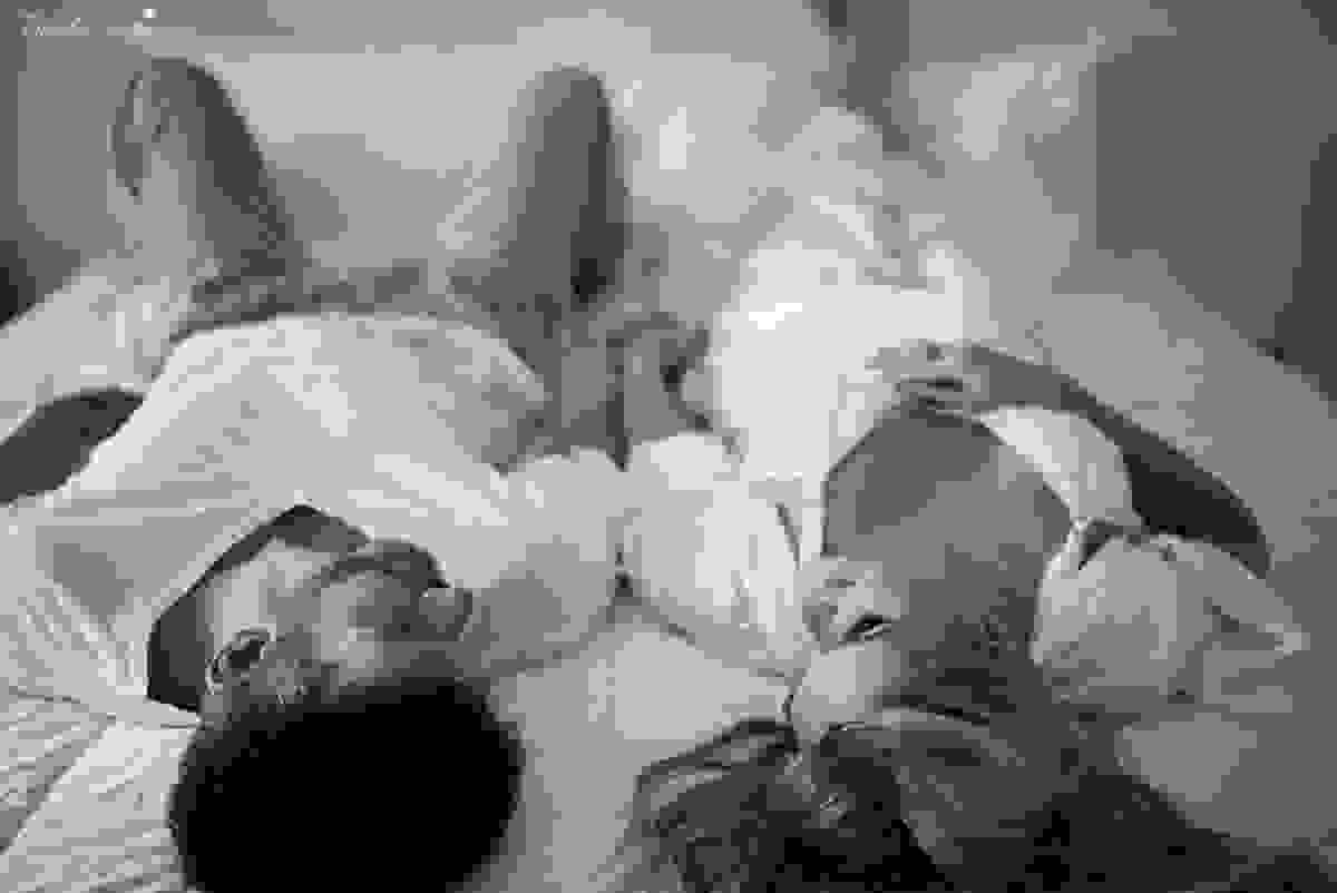 fotos de gestante feita em casa, em vila velha, praia da costa, irmã mais velha na foto, fotos com a família na cama, fotos com a família na sala de casa, fotografia de gestante, poses de gestante