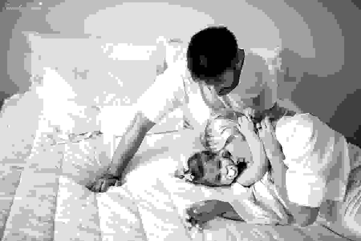 fotos de gestante feita em casa, em vila velha, praia da costa, irmã mais velha na foto, fotos com a família na cama, fotos com a família na sala de casa, fotografia de gestante, poses de gestante