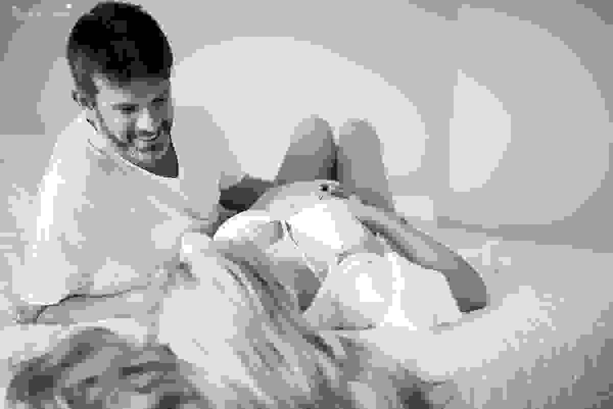 fotos de gestante feita em casa, em vila velha, praia da costa, irmã mais velha na foto, fotos com a família na cama, fotos com a família na sala de casa, fotografia de gestante, poses de gestante