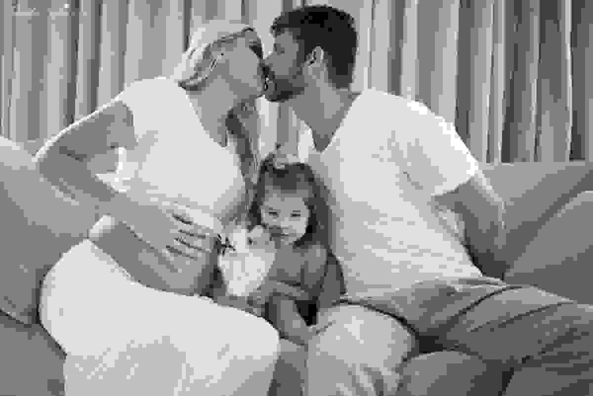 fotos de gestante feita em casa, em vila velha, praia da costa, irmã mais velha na foto, fotos com a família na cama, fotos com a família na sala de casa, fotografia de gestante, poses de gestante