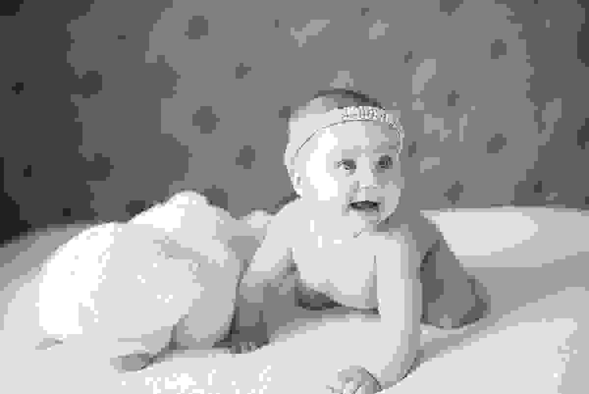 fotos de família em casa, em vitória es, fotografia de bebê em casa em vix, fotos para recordação, álbum de fotografia, bebê linda, poses de bebê recém nascido, bebê linda, fotos na cama