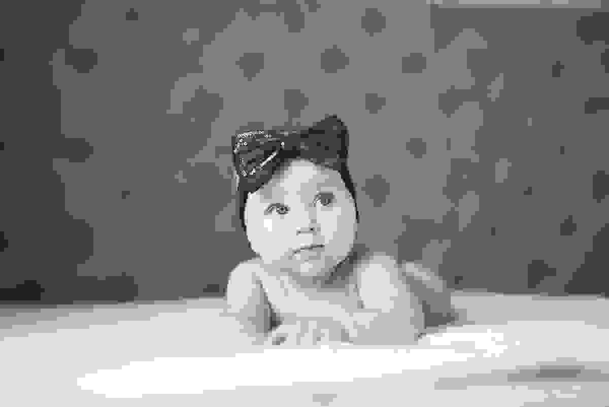 fotos de família em casa, em vitória es, fotografia de bebê em casa em vix, fotos para recordação, álbum de fotografia, bebê linda, poses de bebê recém nascido, bebê linda, fotos na cama