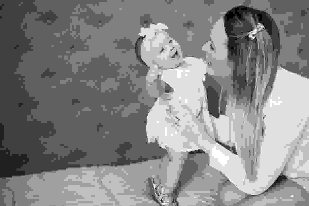 fotos de família em casa, em vitória es, fotografia de bebê em casa em vix, fotos para recordação, álbum de fotografia, bebê linda, poses de bebê recém nascido, bebê linda, fotos na cama